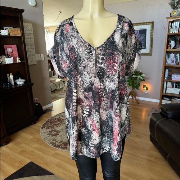 MPH Collection multicolored short sleeve Vneck blouse-size 1X - Picture 4 of 9